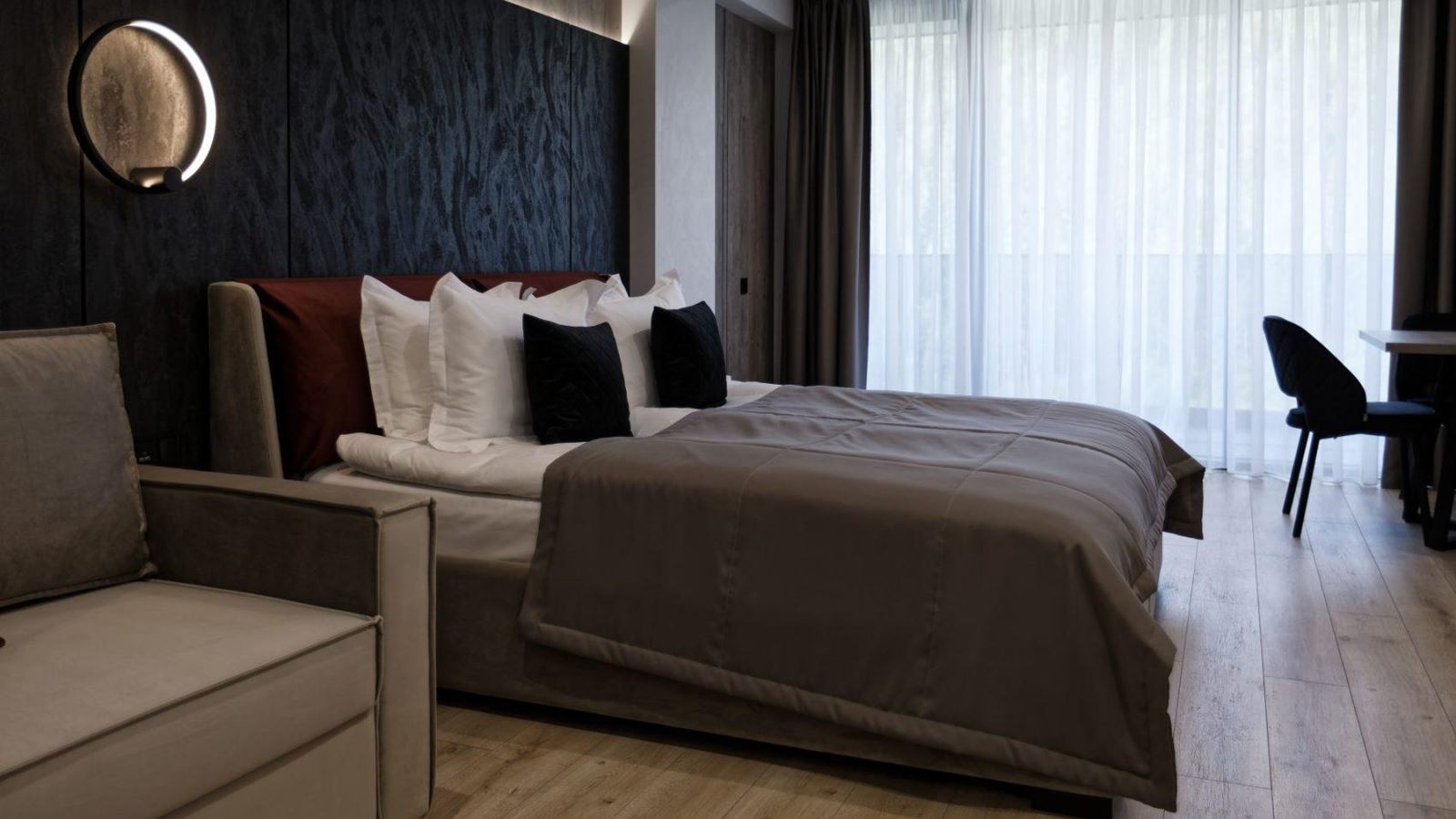rooms-semi-suite-lake-view