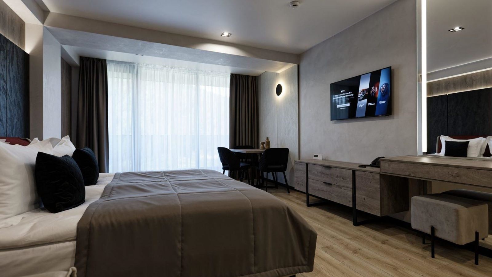 rooms-semi-suite-lake-view