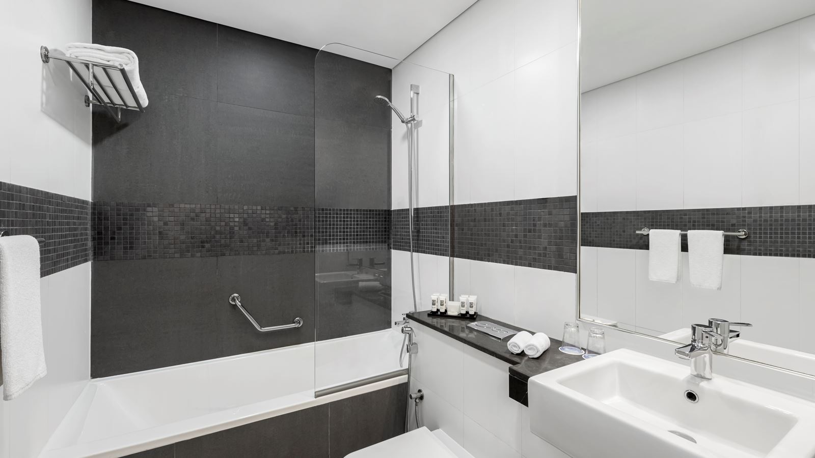 rooms-superior-room-high-floor-balcony-with-soluna-beach-access