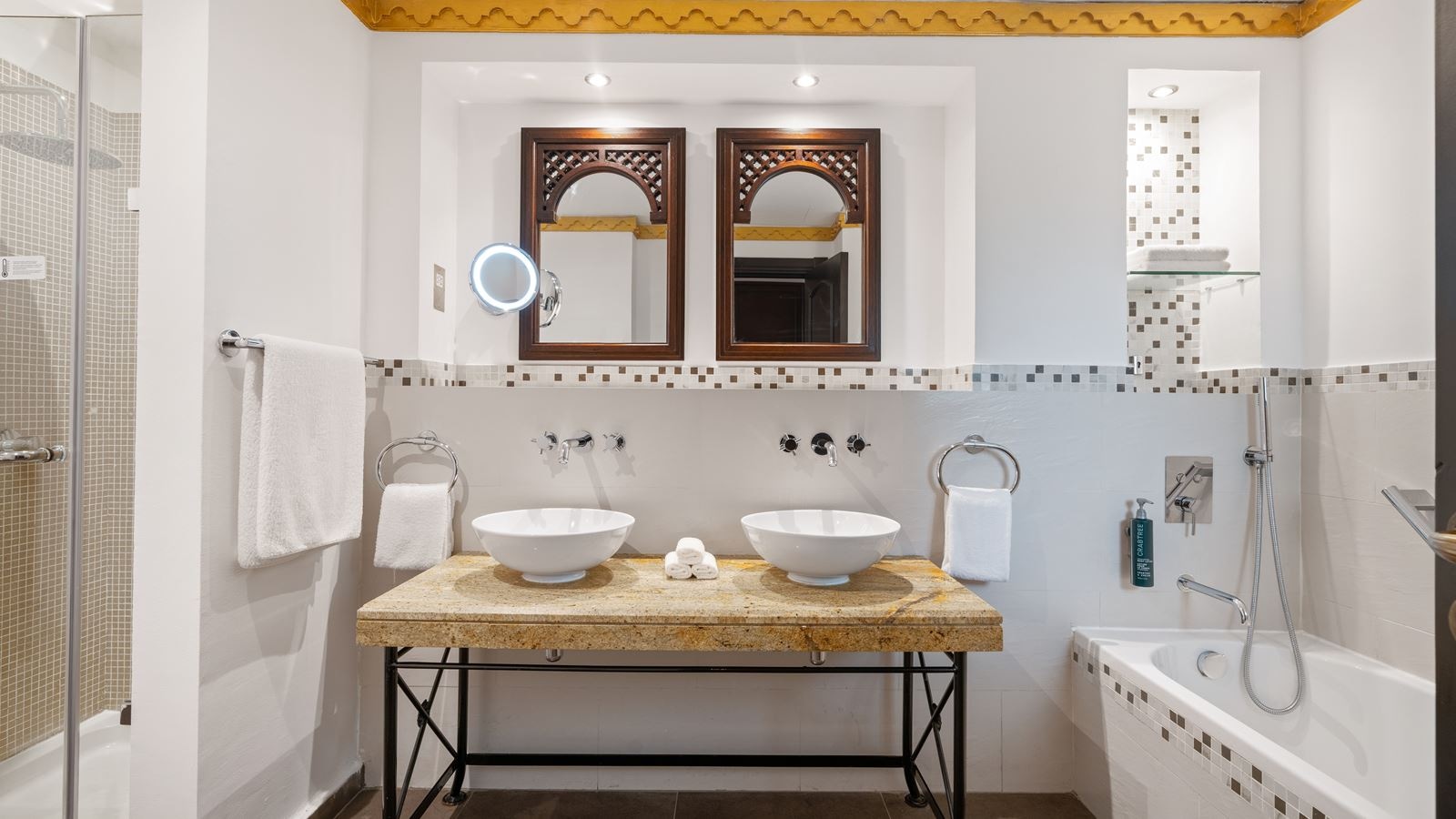 rooms-family-room-pool-view