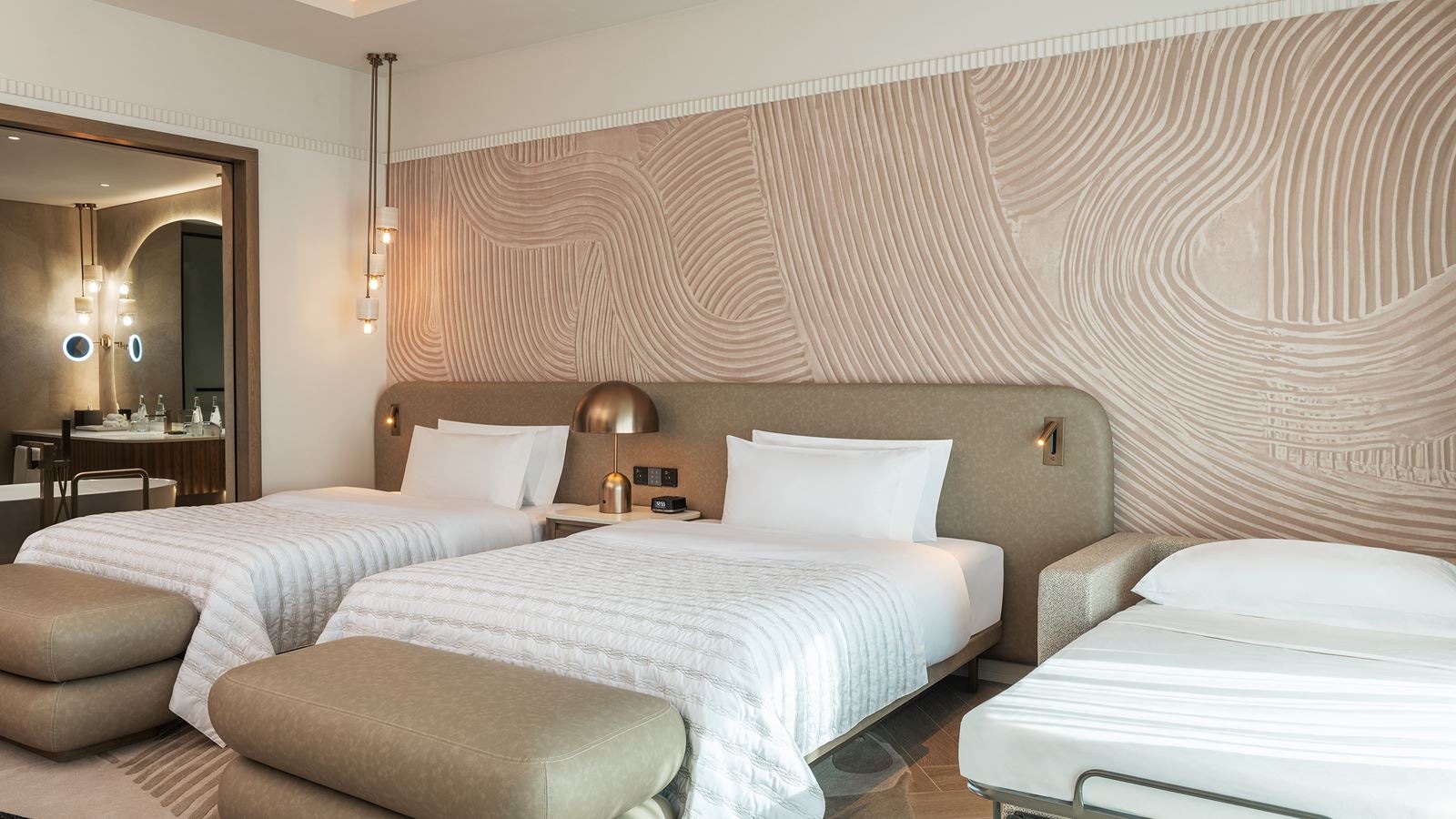 rooms-deluxe-family-room