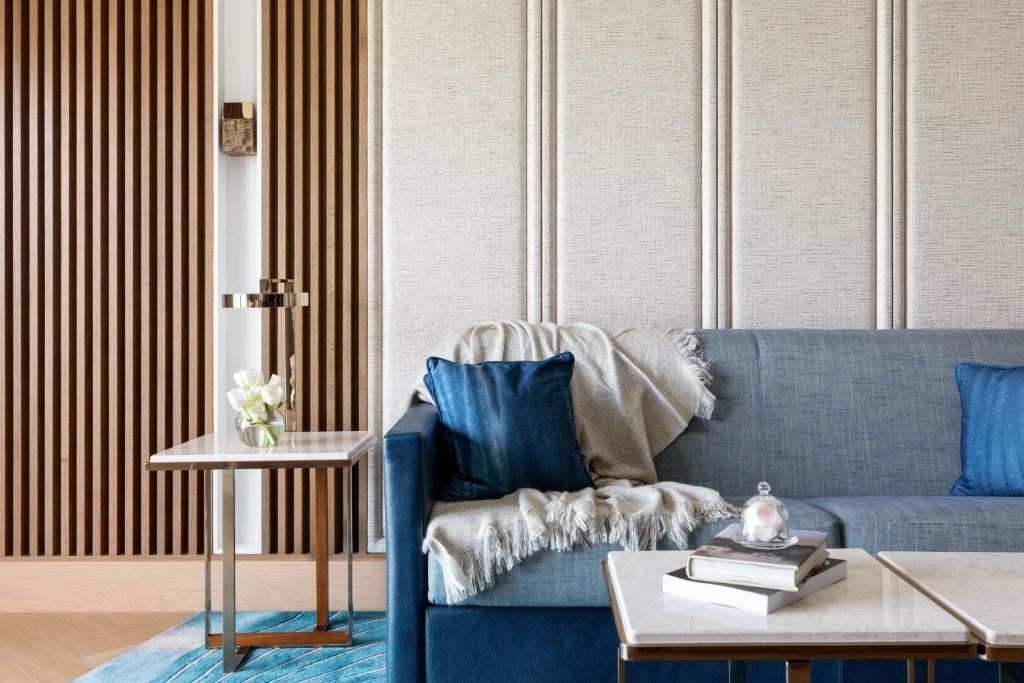 rooms-luxury-suite-sea-view-with-club-lounge-access