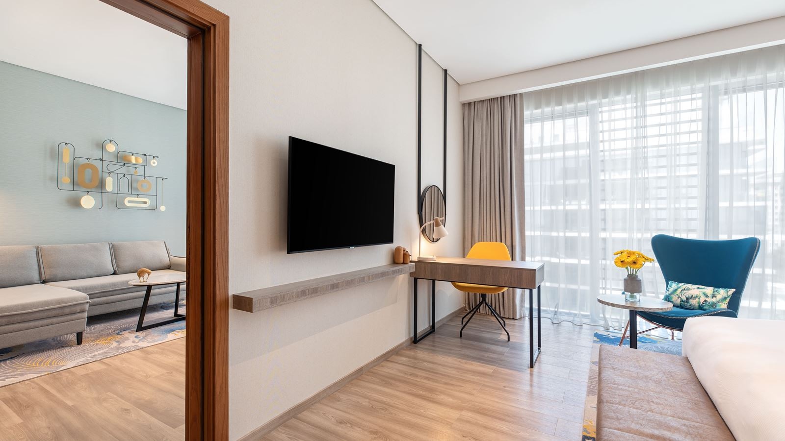 rooms-family-suite-with-sofa-bed-city-view