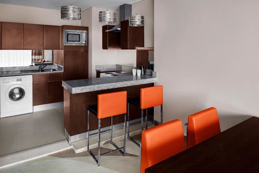 rooms-2-broom-suite