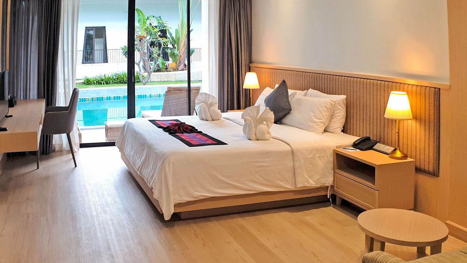 rooms-deluxe-pool-view