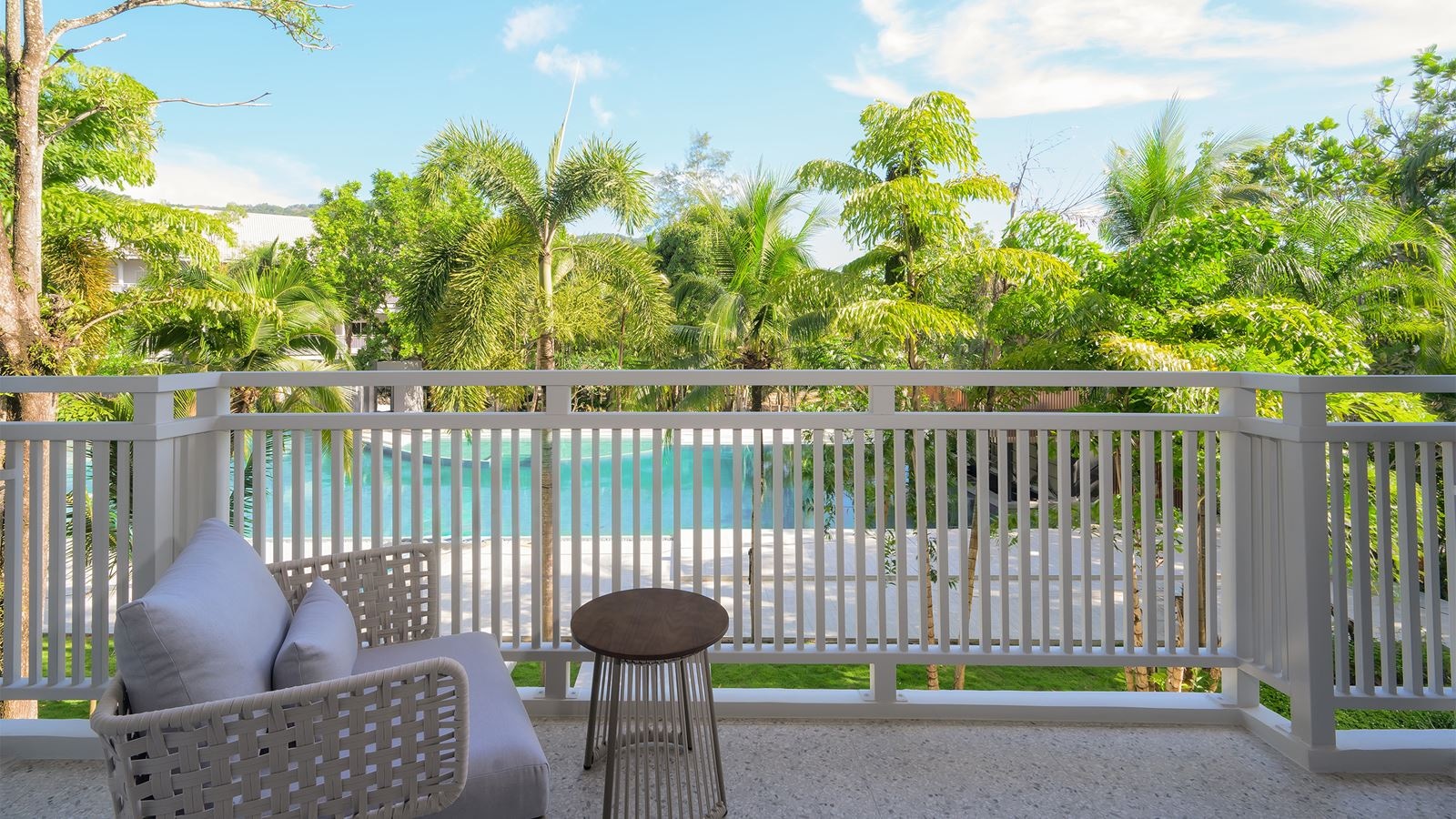 rooms-premium-deluxe-pool-view