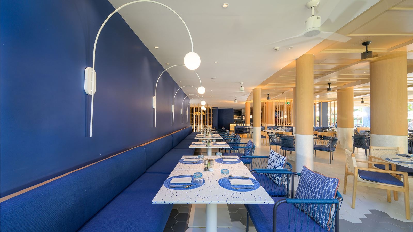 restaurants-escape-pool-club