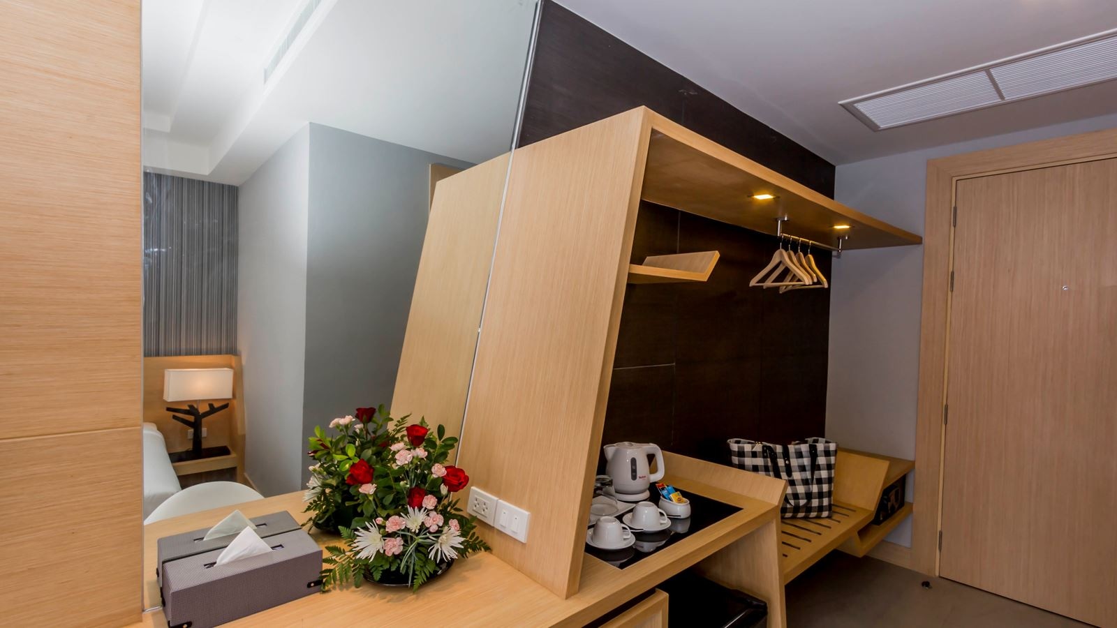 rooms-charm-apple-pool-access