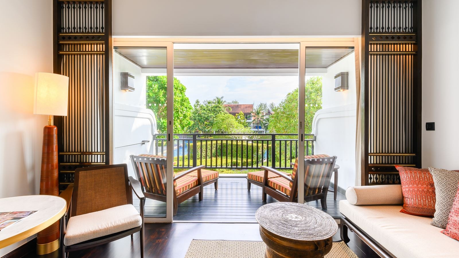 rooms-deluxe-lagoon-pool-view