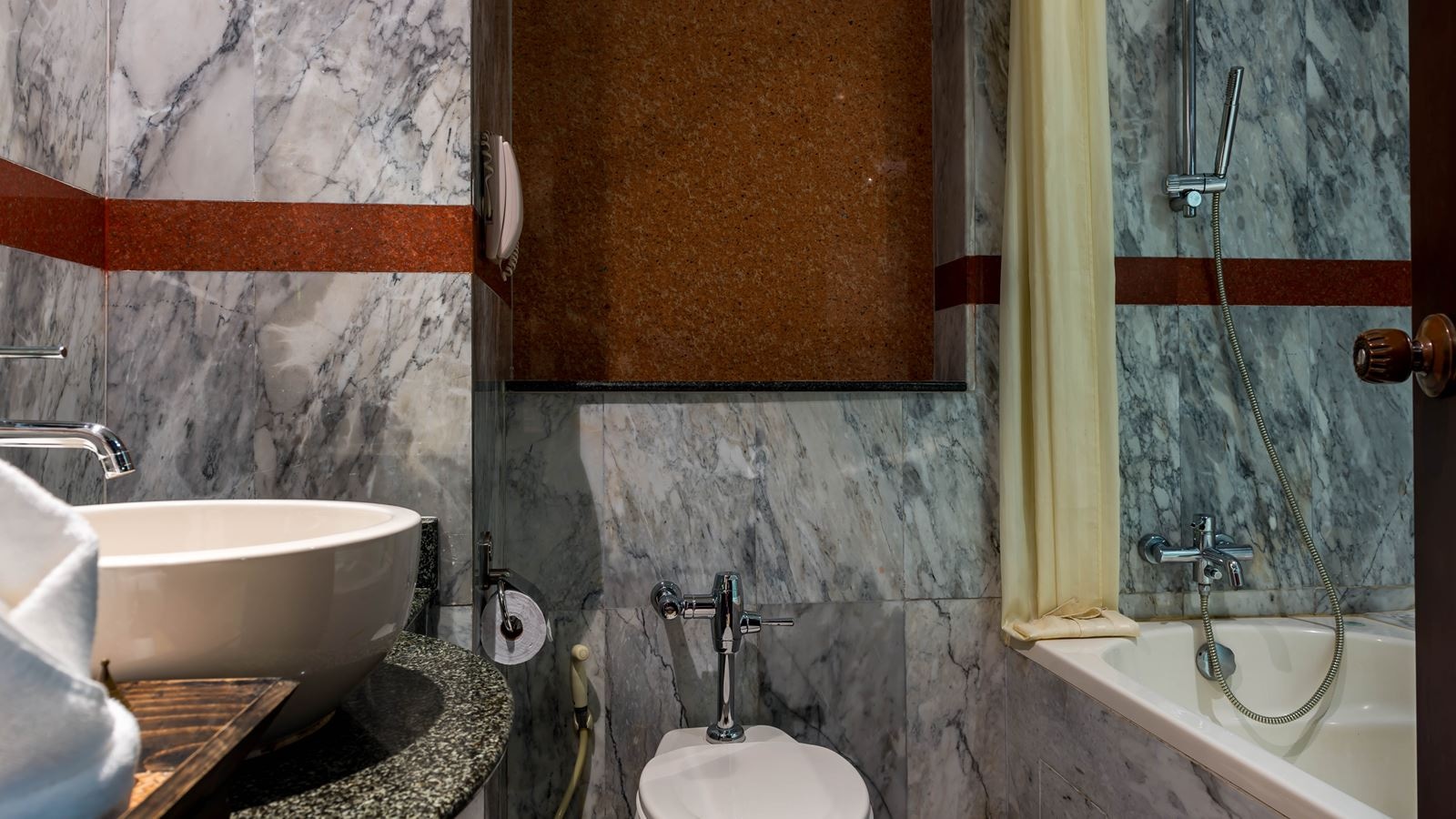 rooms-deluxe-out-door-jacuzzi