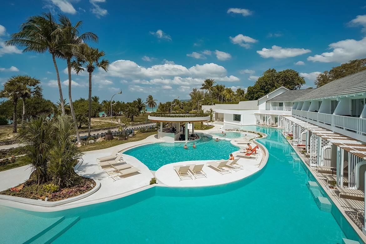 rooms-lagoon-pool-view-deluxe-terrace