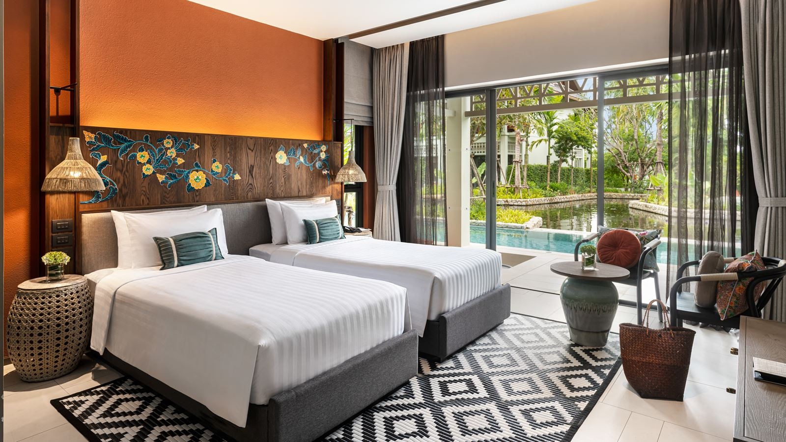 rooms-deluxe-pool-access