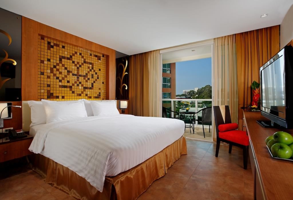 rooms-deluxe-pool-view
