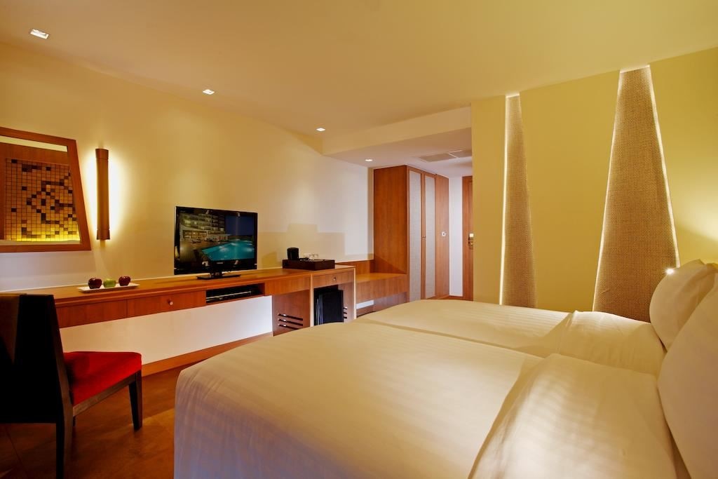 rooms-deluxe-pool-view