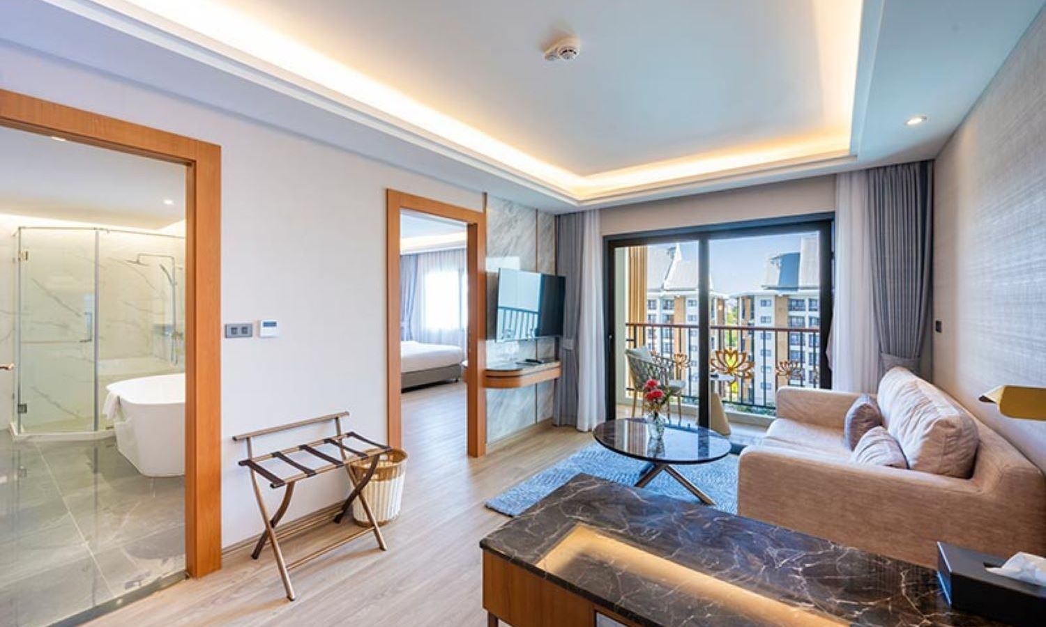 rooms-junior-suite-pool-view