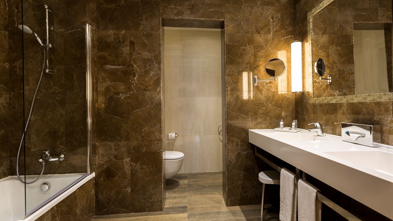 rooms-room-family-gardenview