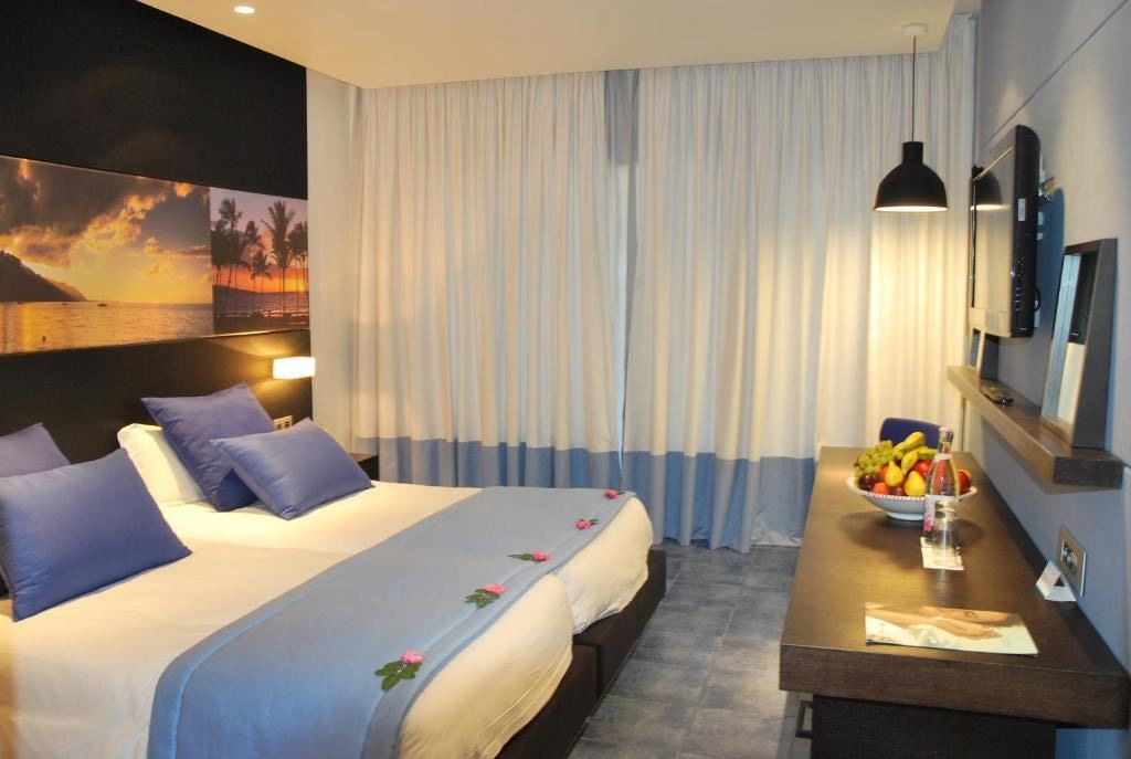 rooms-family-room-garden-view