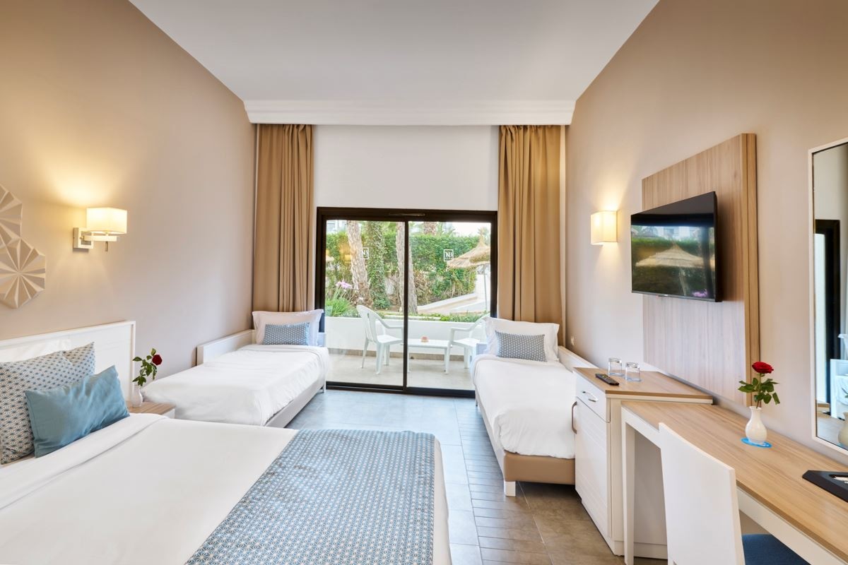 rooms-family-room-quadruple-garden-view