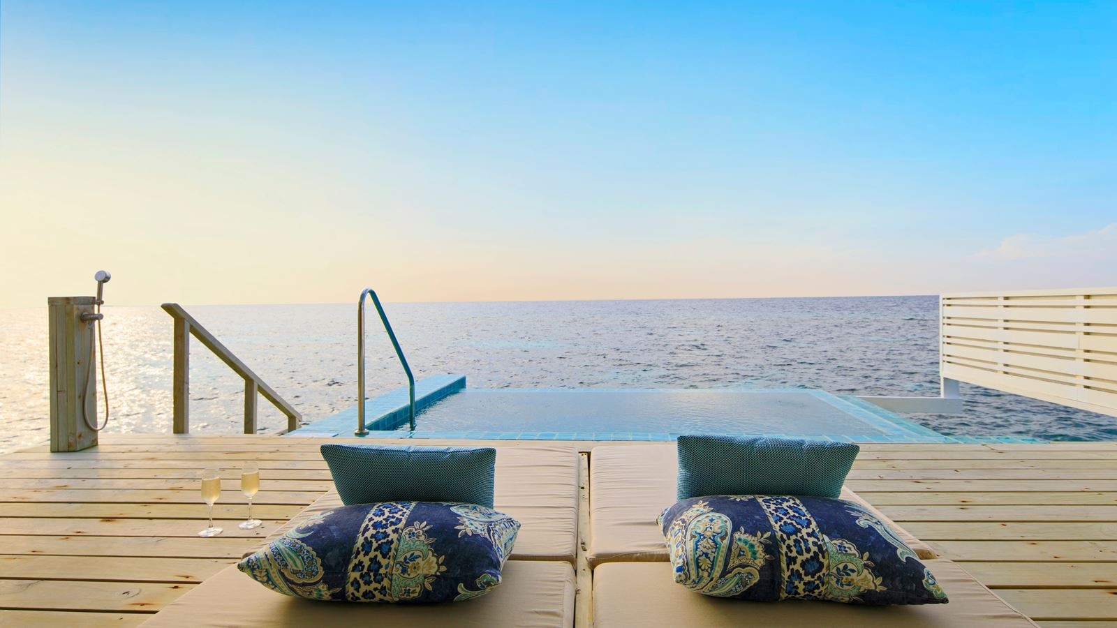 rooms-club-sunset-overwater-villa-with-pool