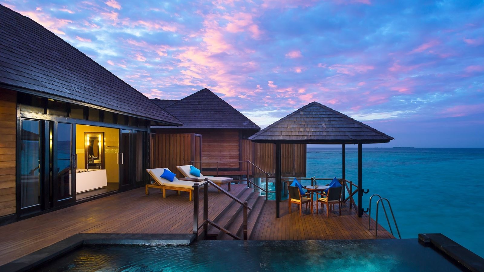 rooms-infinity-water-villa