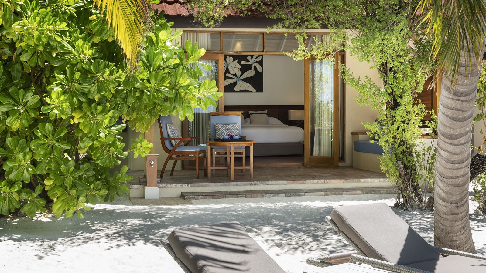 rooms-beachfront-deluxe-bungalow