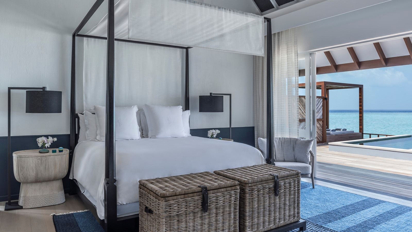 rooms-family-water-villa-with-pool