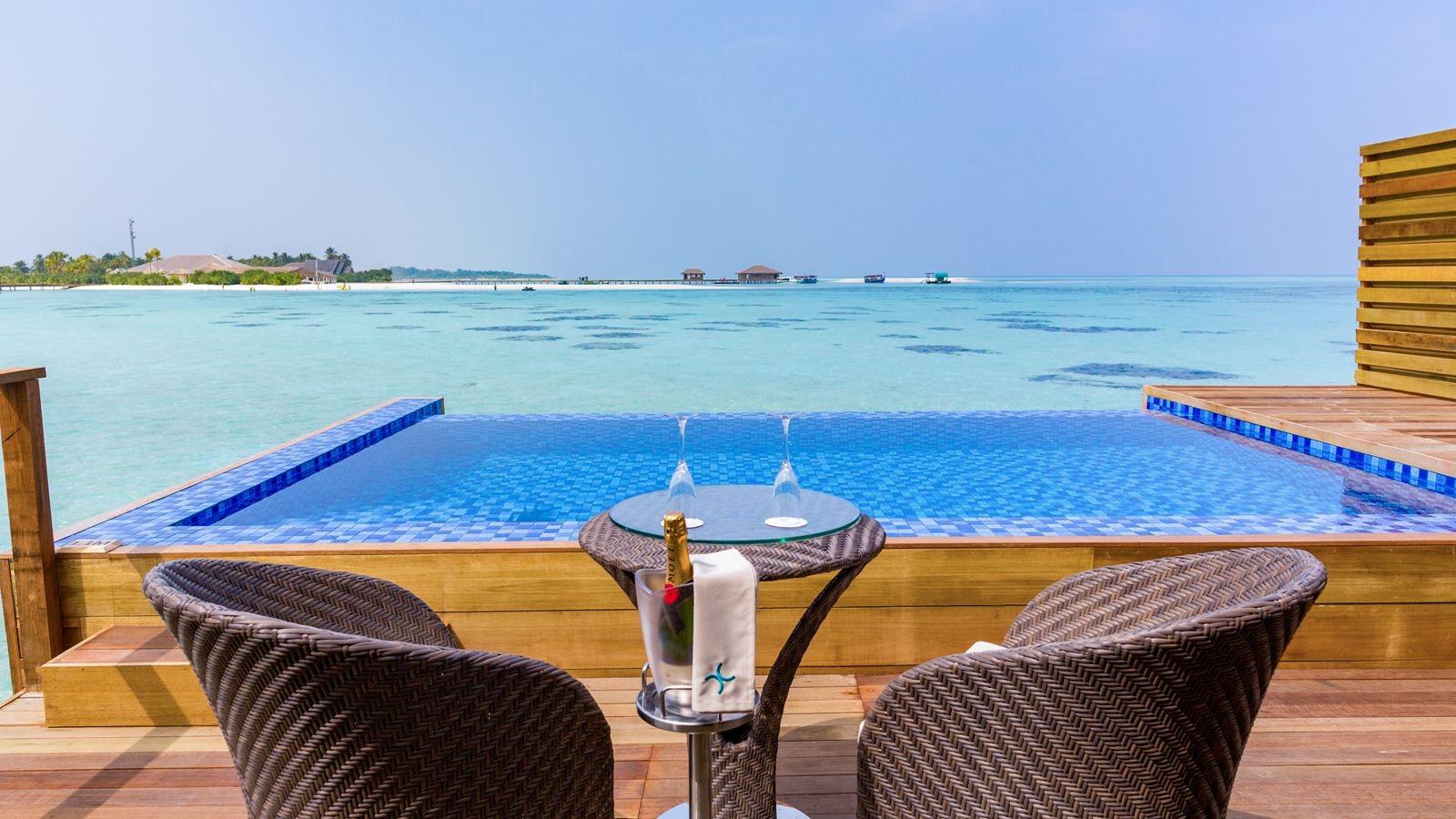 rooms-lagoon-suite-pool