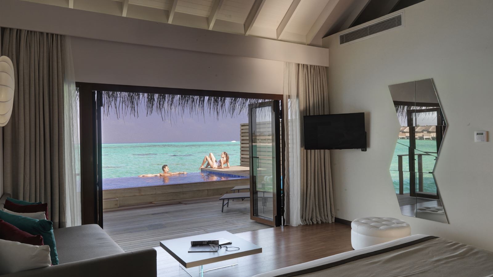 rooms-lagoon-suite-pool