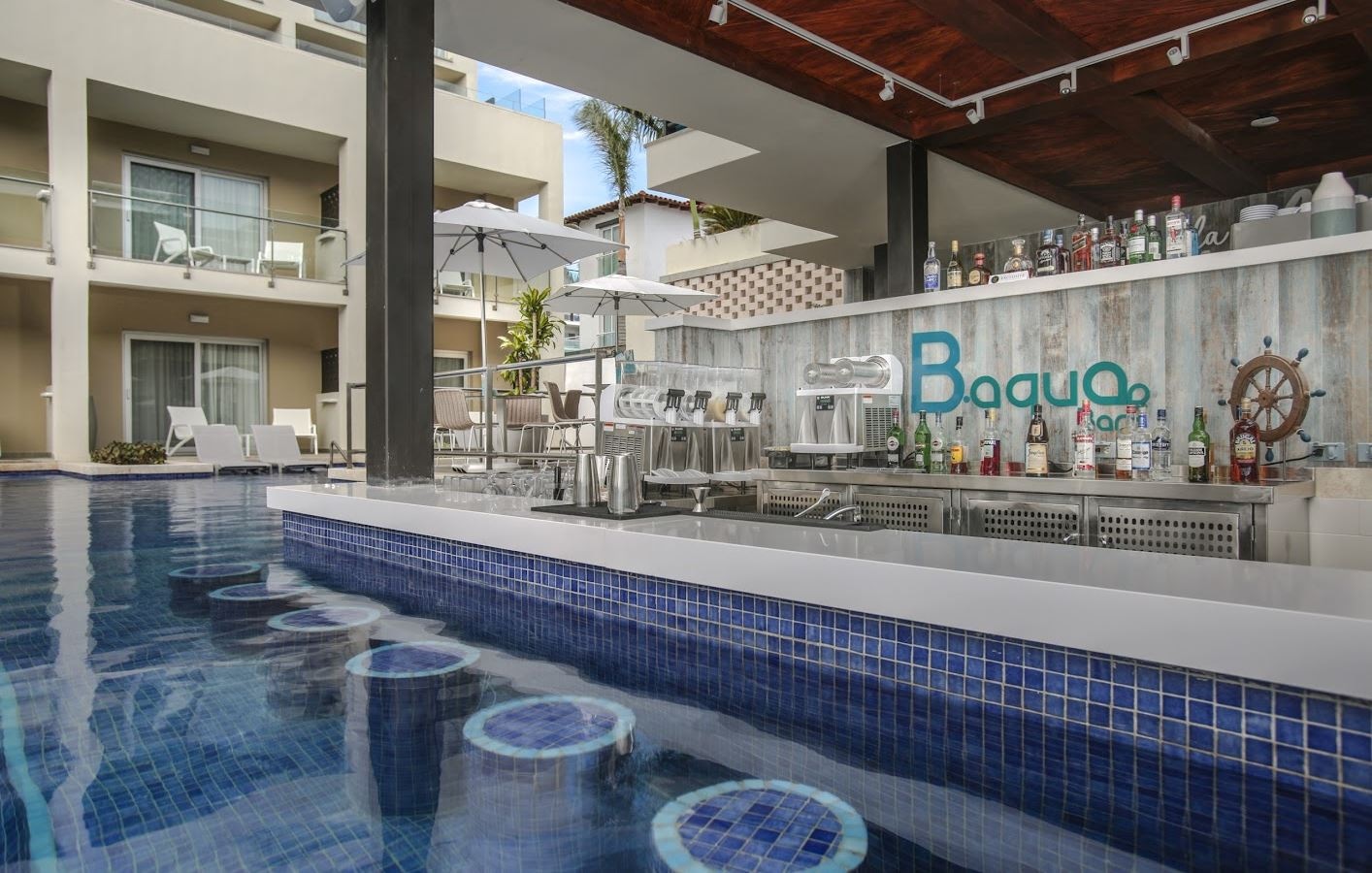 bars-b-aqua-swim-up-bar-at-the-pool