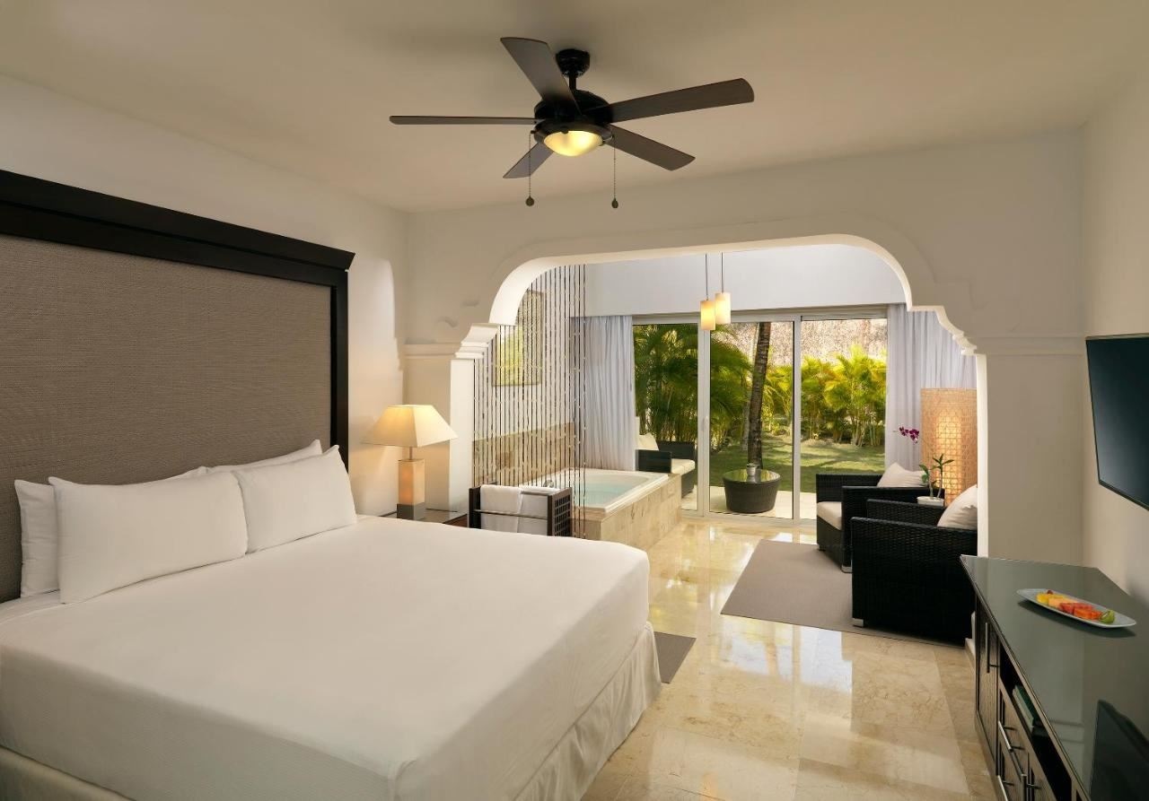 rooms-the-level-junior-suite-tropical-palms