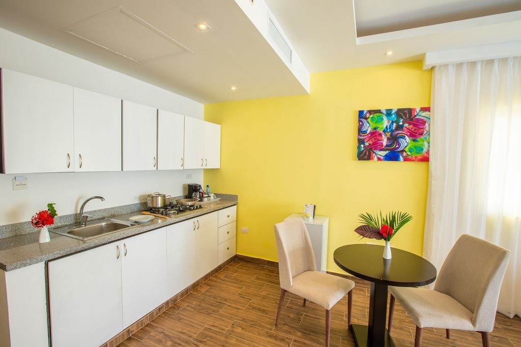 rooms-apartment-pool-view