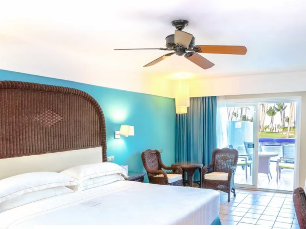 rooms-superior-room-swim-up-premium-level