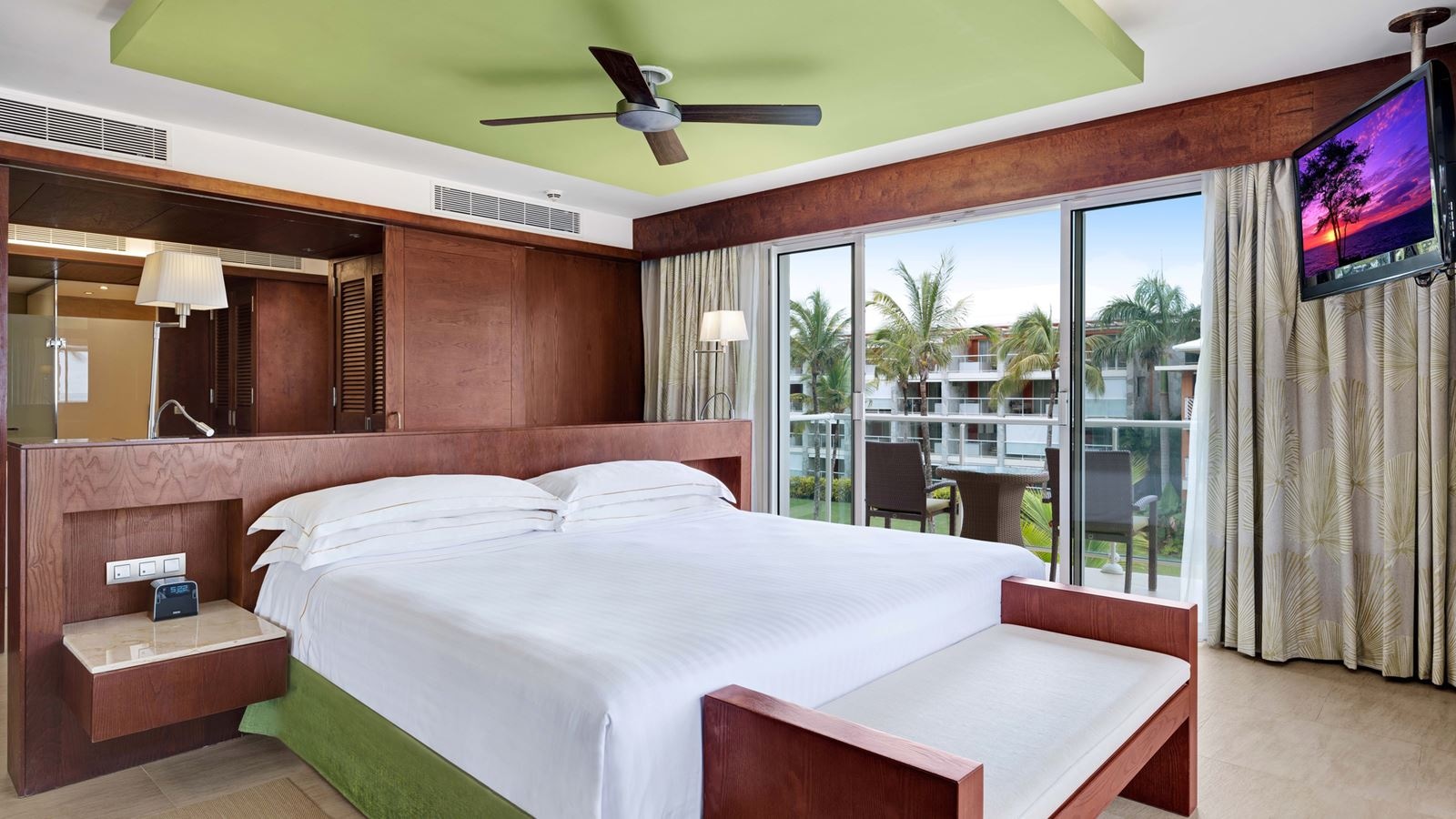 rooms-panoramic-suite-ocean-front-premium-level