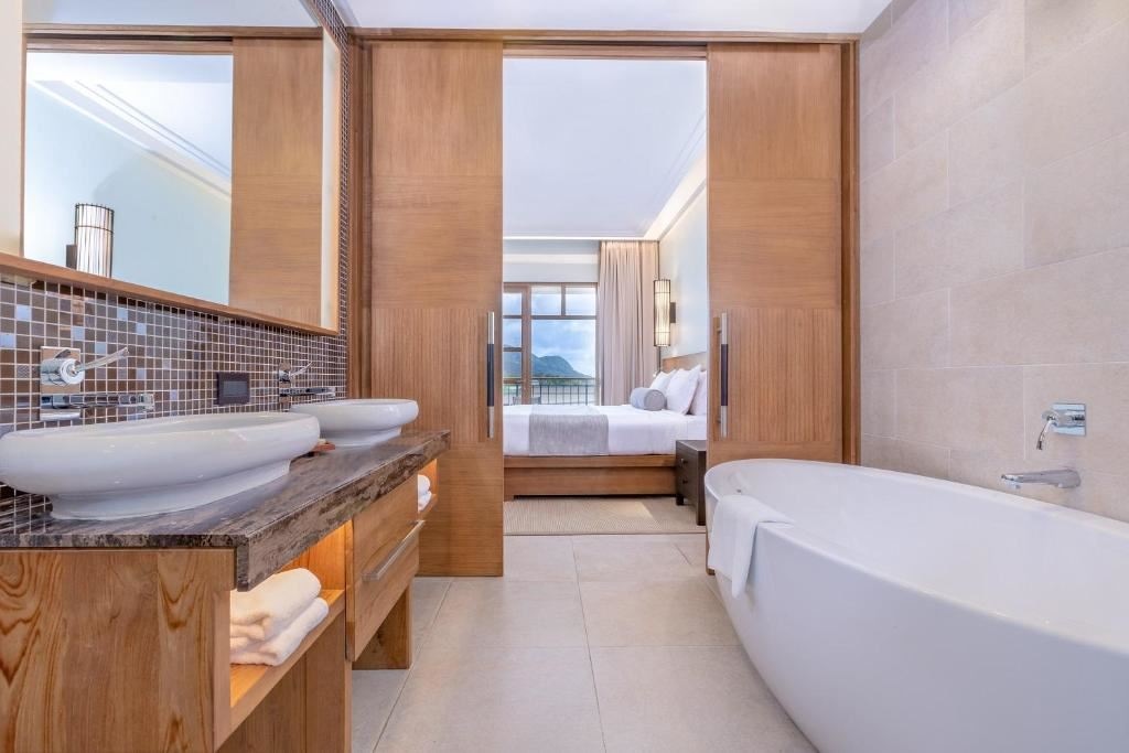 rooms-junior-suite-with-balcony
