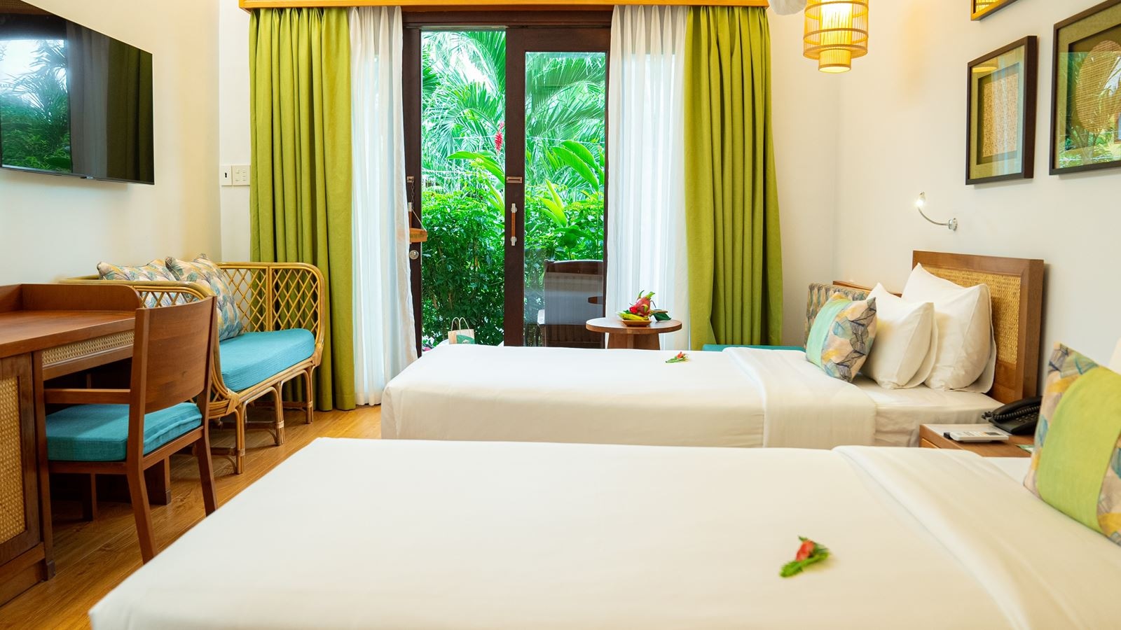 rooms-the-cozy-garden-view