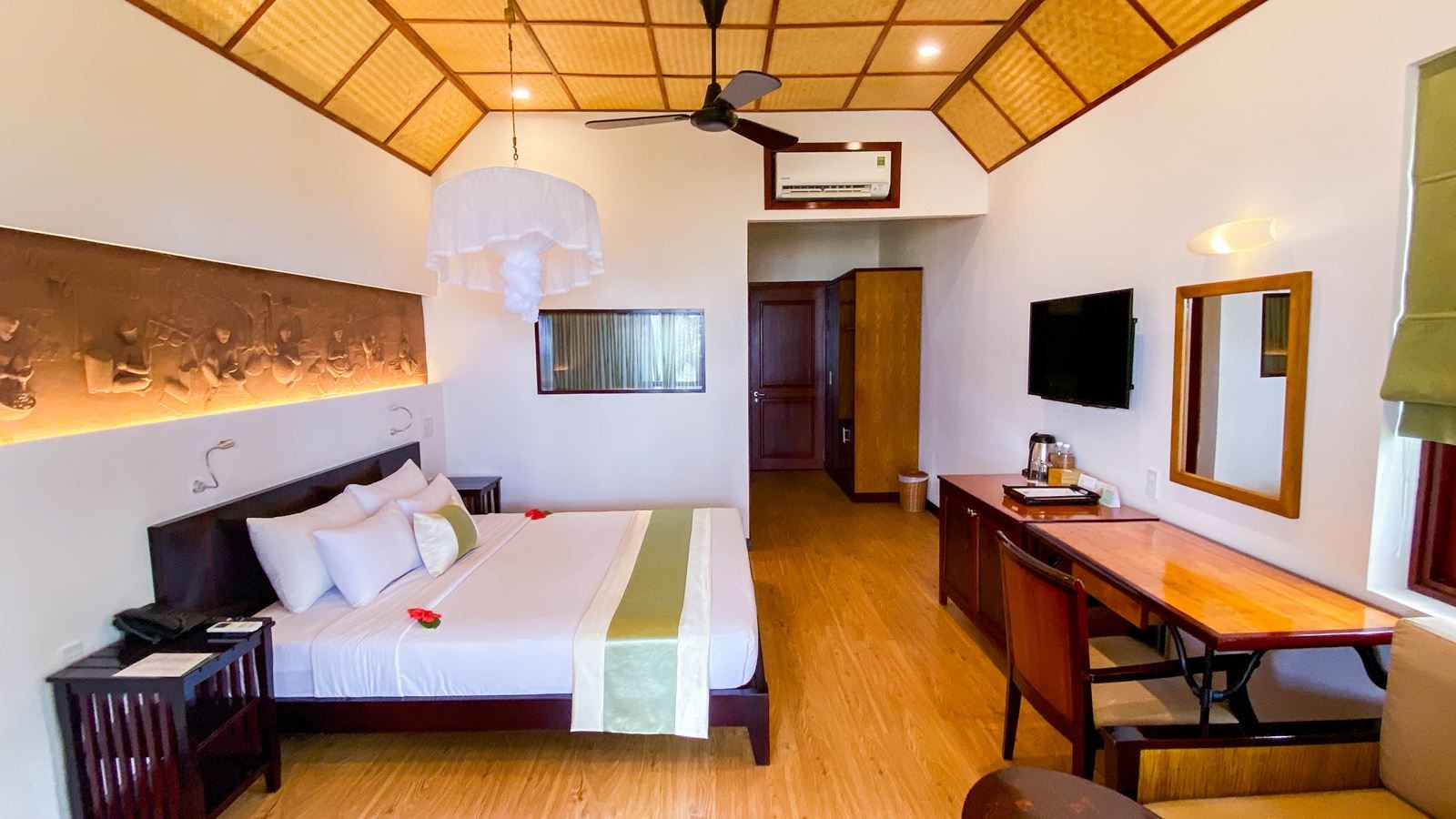 rooms-sea-breeze-deluxe-with-balcony