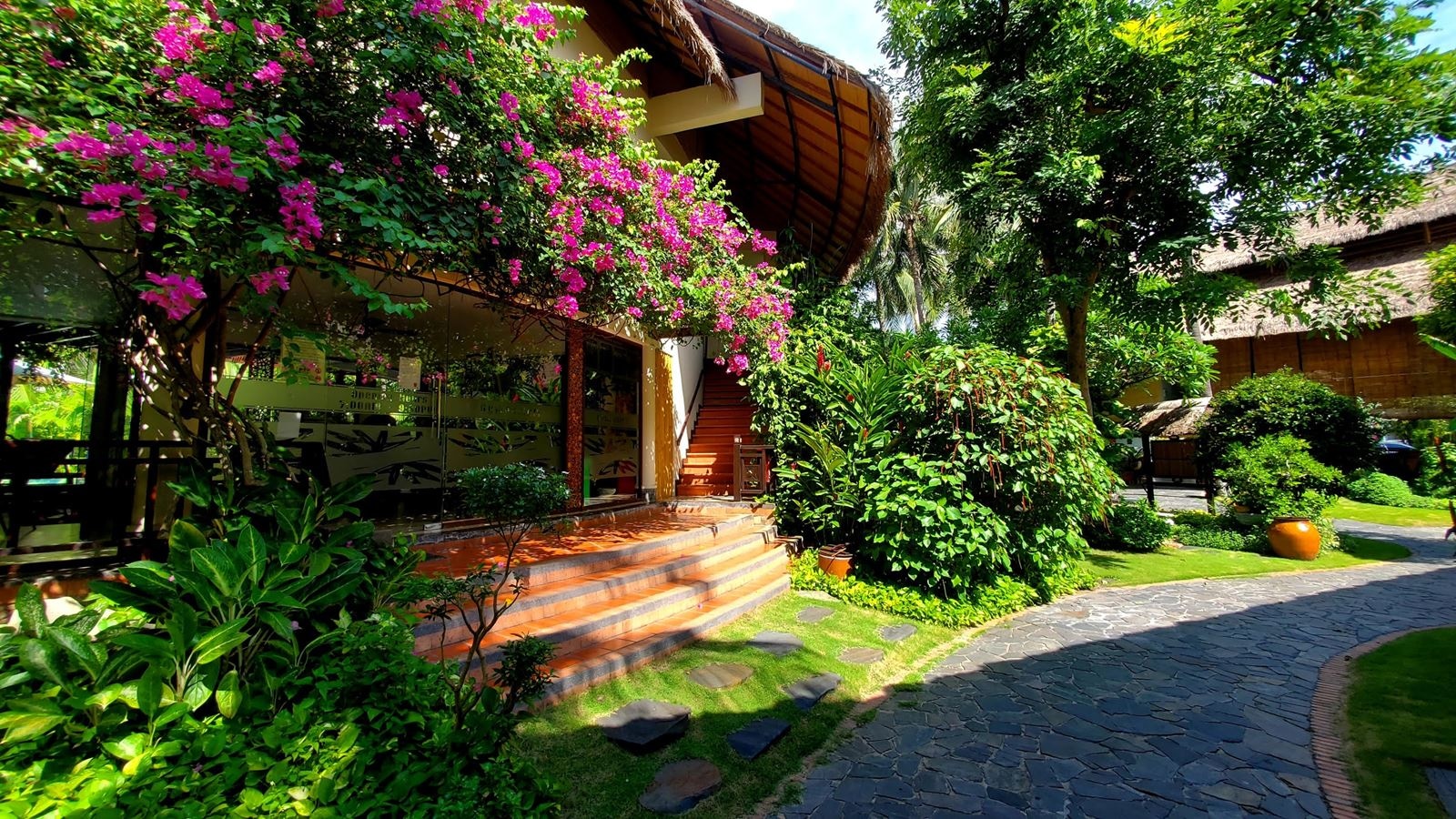 rooms-indochine-suite-garden-view-with-balcony
