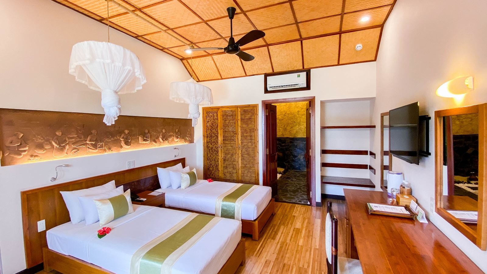 rooms-sea-breeze-bungalow-with-balcony