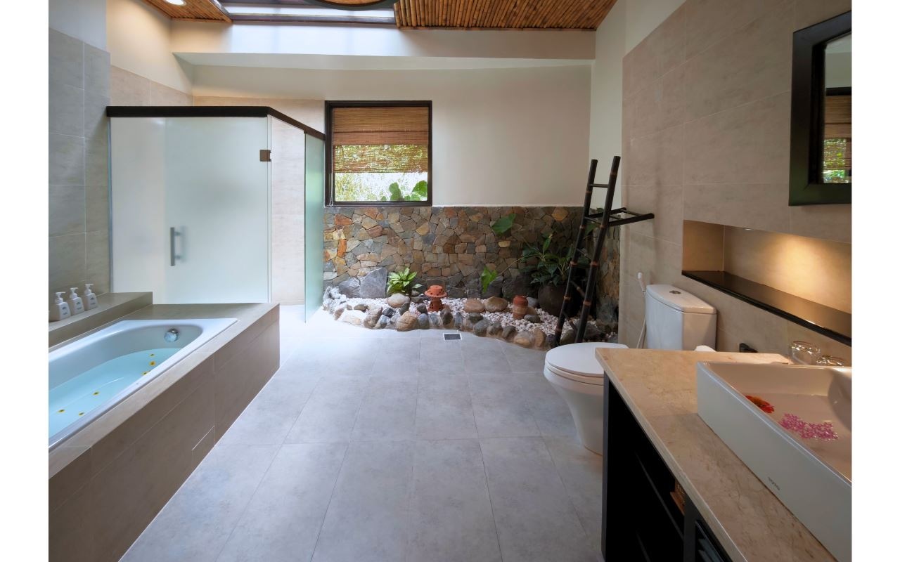 rooms-indochine-suite-garden-view-with-balcony