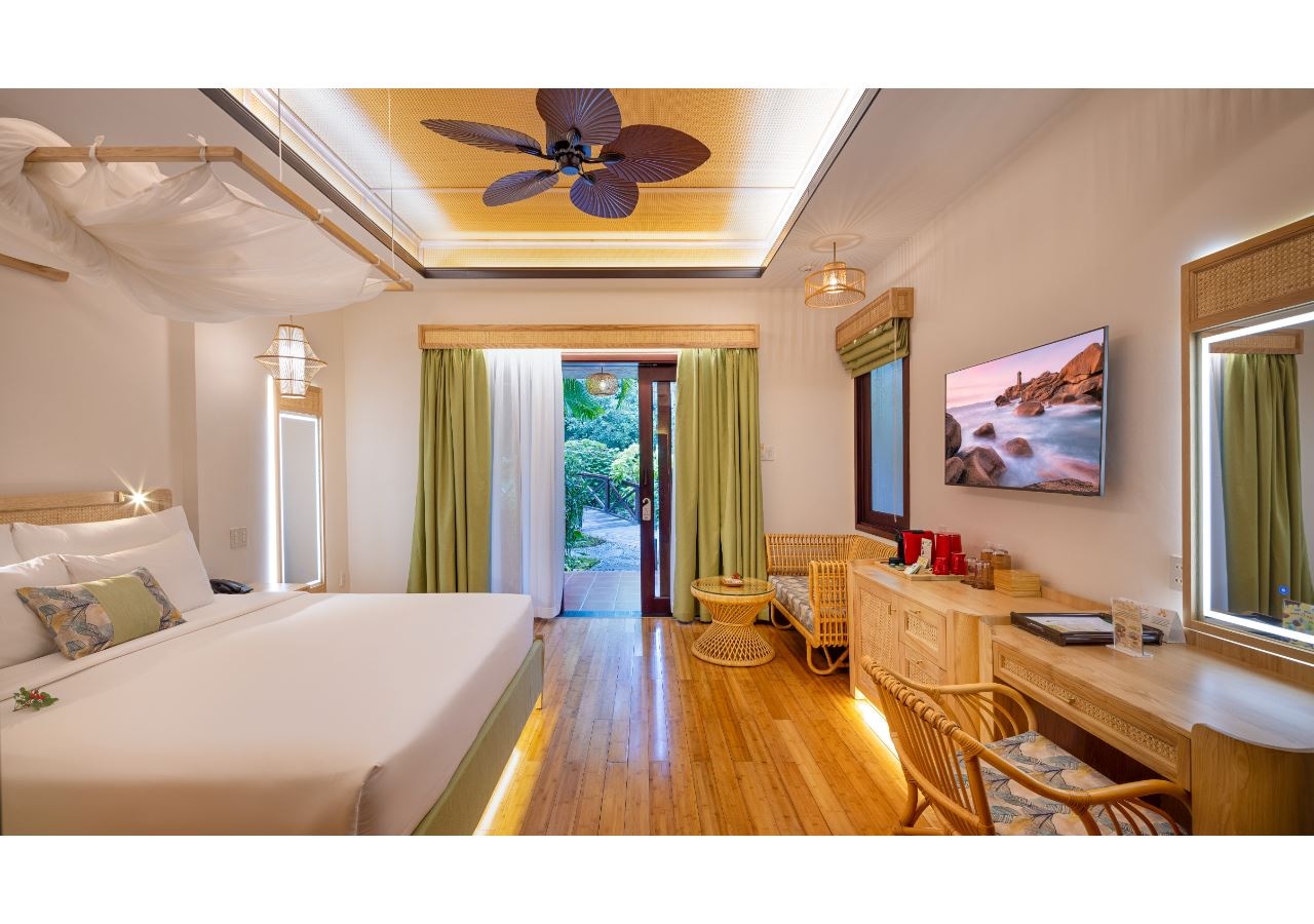 rooms-serene-oasic-bungalow-garden-view