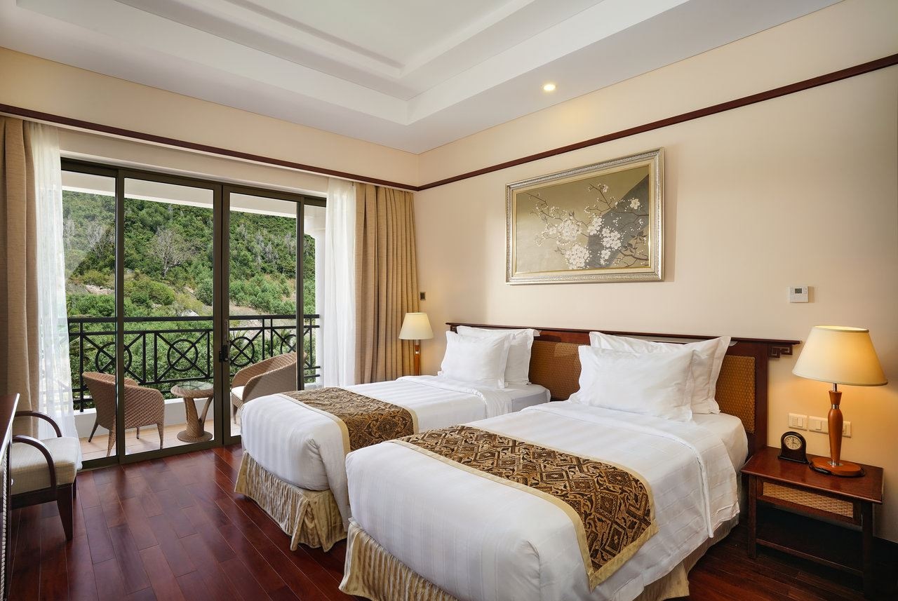 rooms-grand-junior-suite-hill-view-child-without-extra-bed