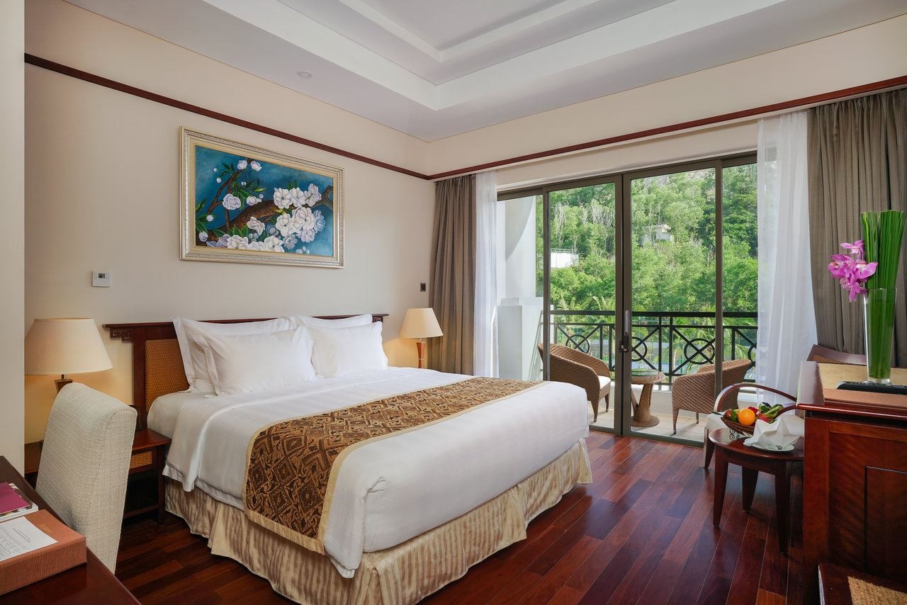 rooms-grand-junior-suite-hill-view-child-without-extra-bed