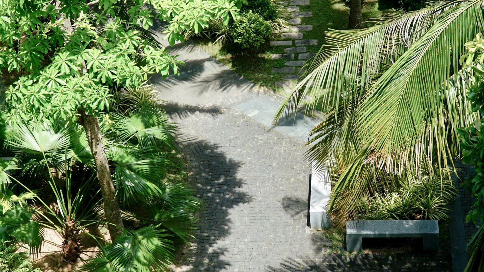 rooms-deluxe-garden-view-with-balcony