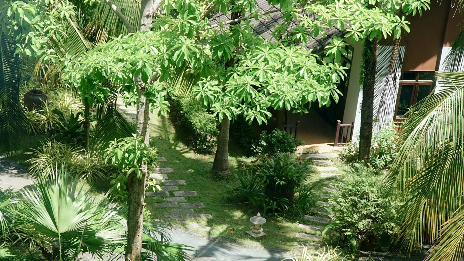 rooms-deluxe-garden-view-with-balcony