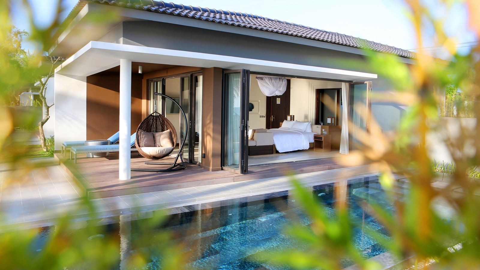 rooms-beachfront-bungalow-with-pool