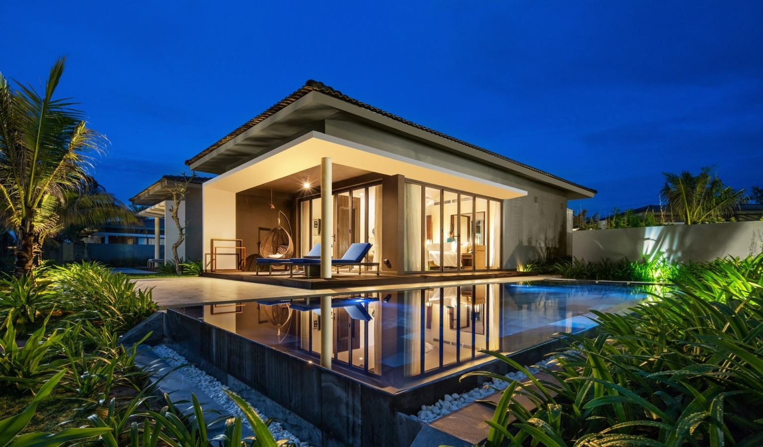 rooms-beachfront-bungalow-with-pool