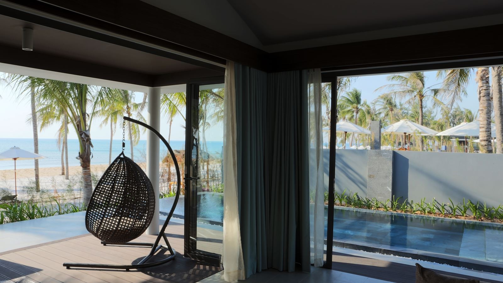 rooms-beachfront-bungalow-with-pool