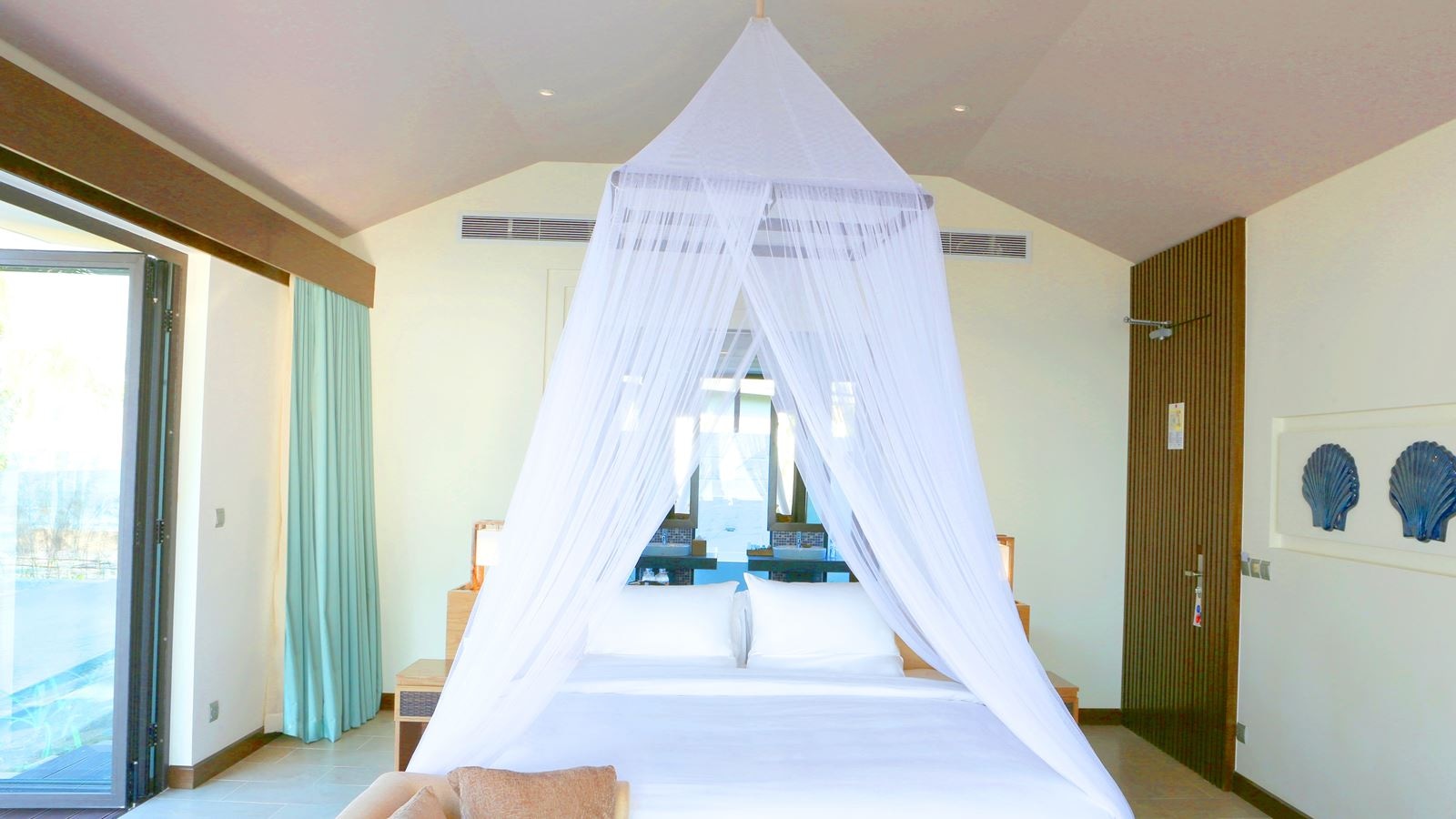 rooms-beachfront-bungalow-with-pool