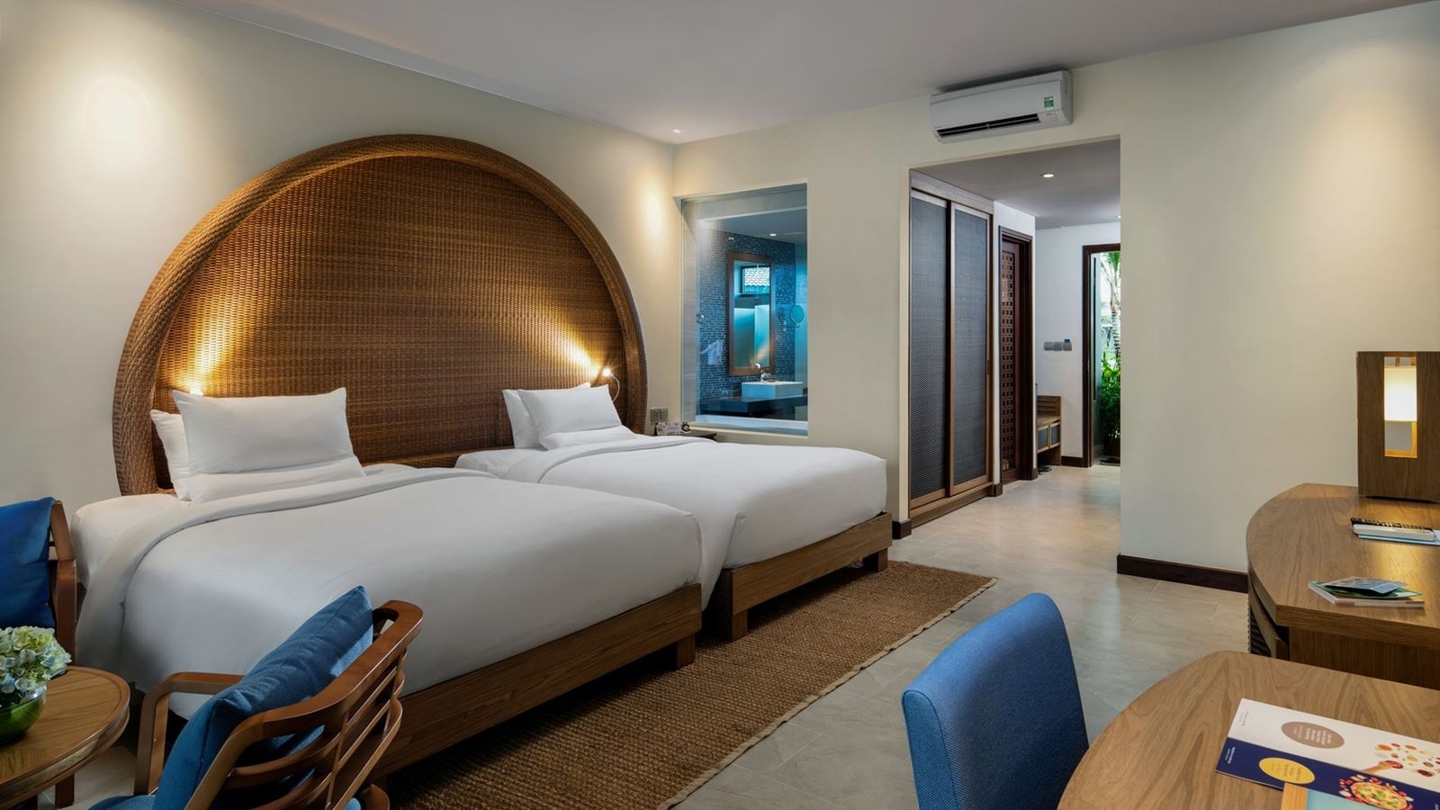 rooms-deluxe-twin-or-king-balcony