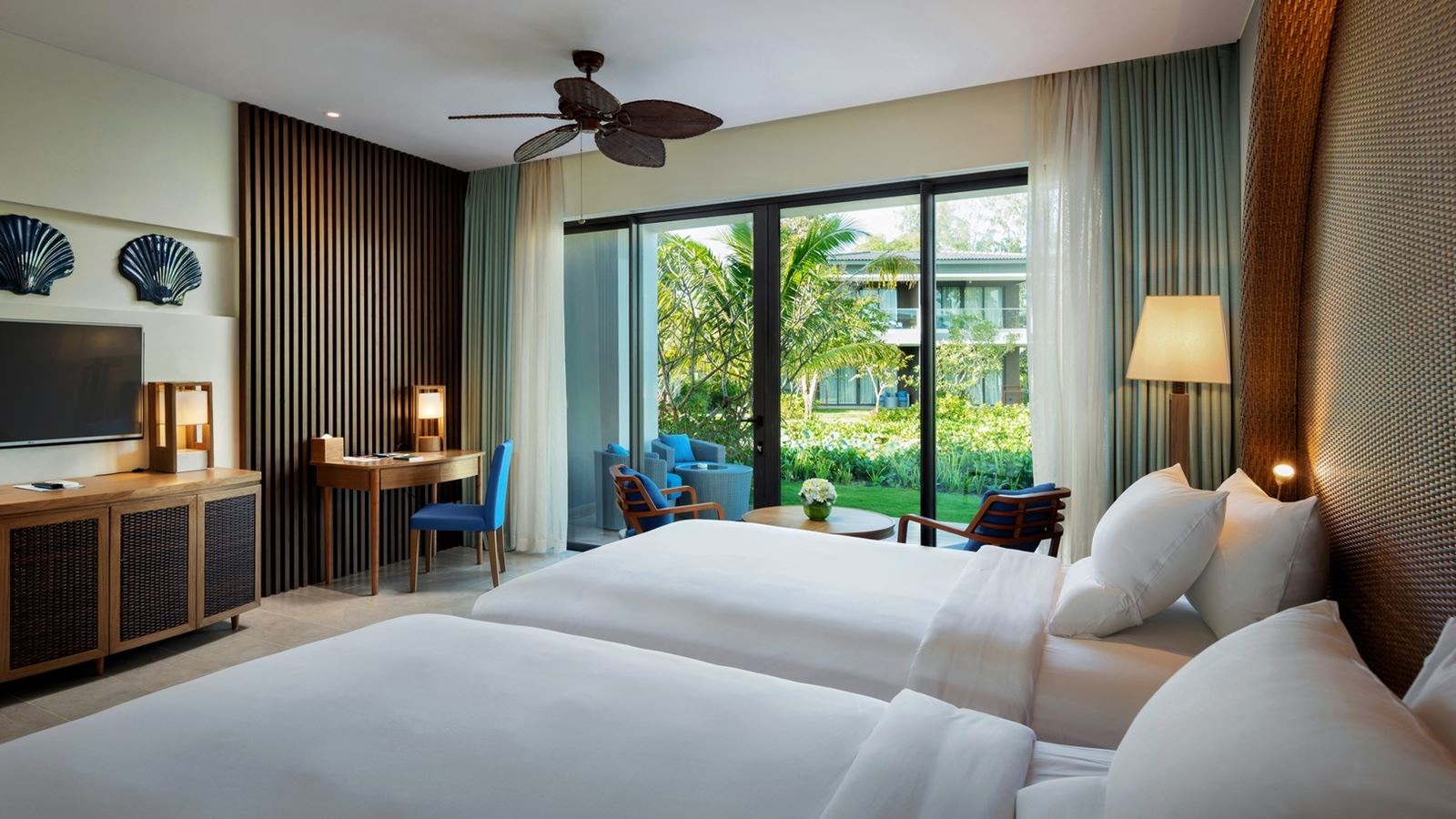 rooms-deluxe-twin-or-king-balcony